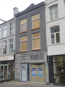 872135 Gezicht op de voorgevel van het dichtgetimmerde, leegstaande pand Vredenburg 30 te Utrecht. Het pand is verkocht ...